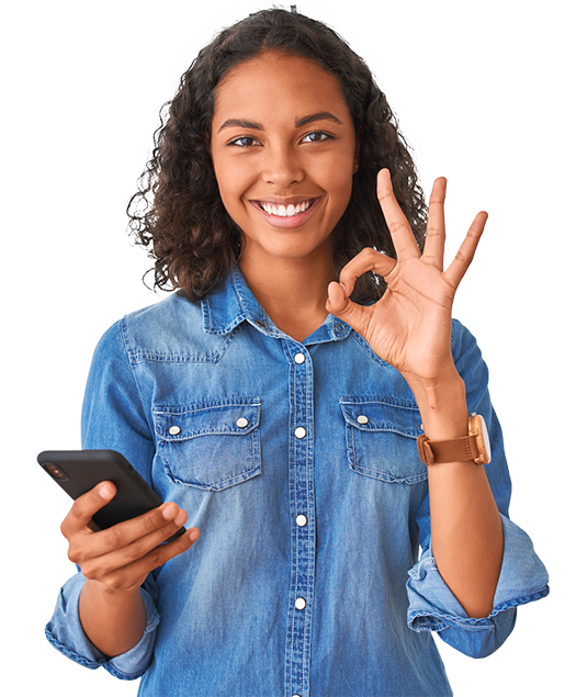 Mujer con su celular en la mano realizando el proceso de registro y activación de clave virtual para la app Davivienda
